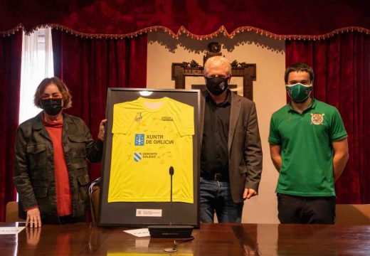 O Club Remo Puebla entrega ao Concello un maillot asinado polos remeiros